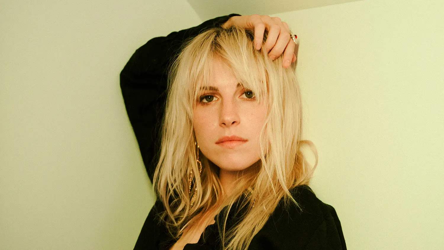 Hayley Williams fait rimer musique et thérapie dans “Flowers for Vases”