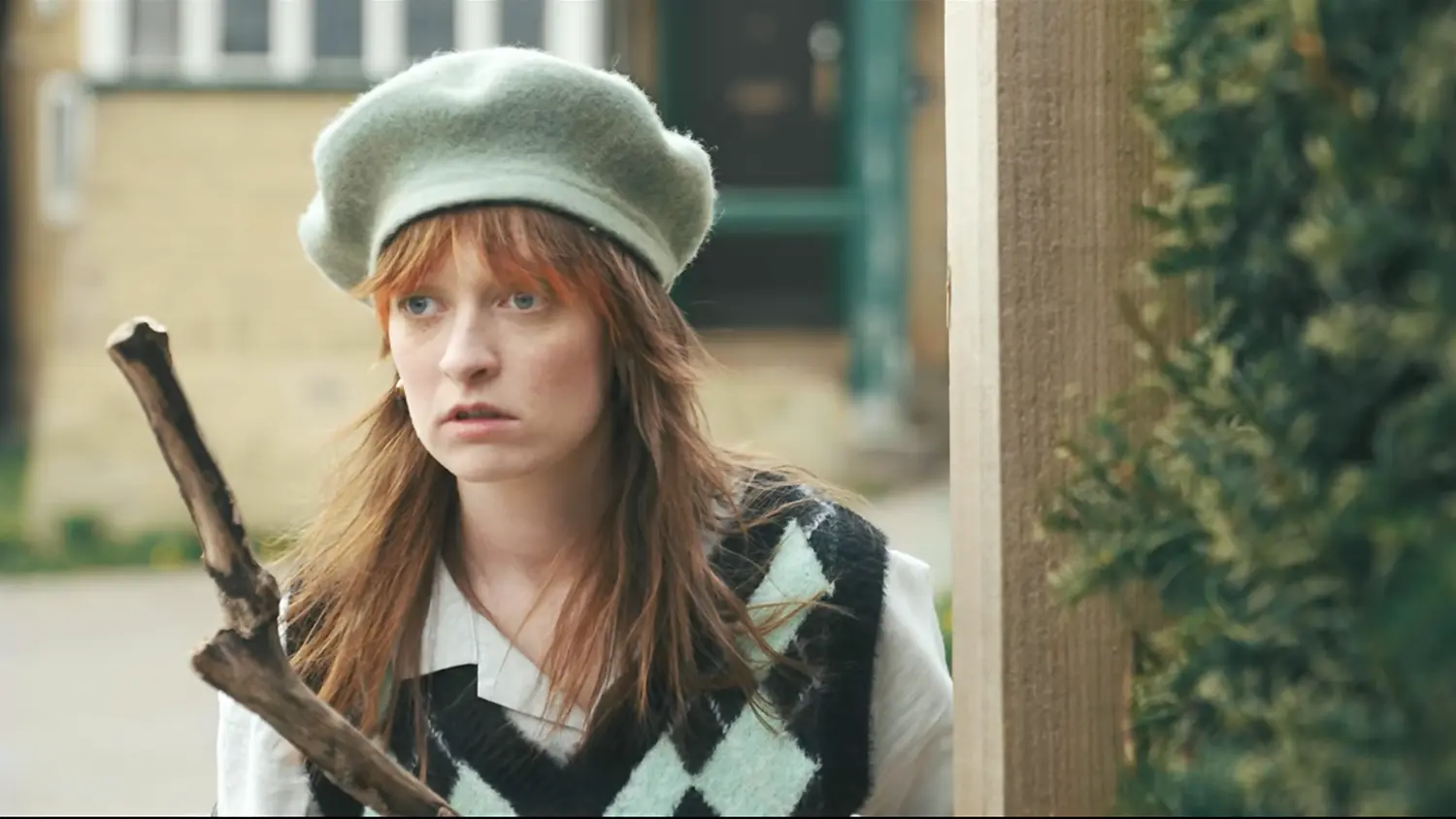 Orla Gartland sauve des hommes-zombies de la masculinité toxique dans la vidéo de “Zombie!”