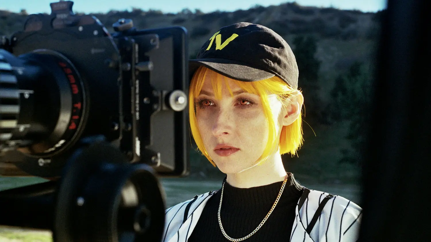 Tessa Violet recrée la scène de baseball de “Twilight” dans son nouveau clip “Games”