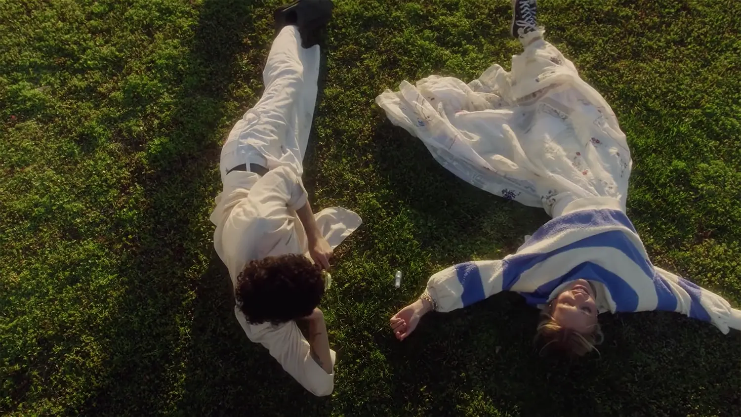 Adam Melchor et Lennon Stella vous feront voyager avec “Light Year”