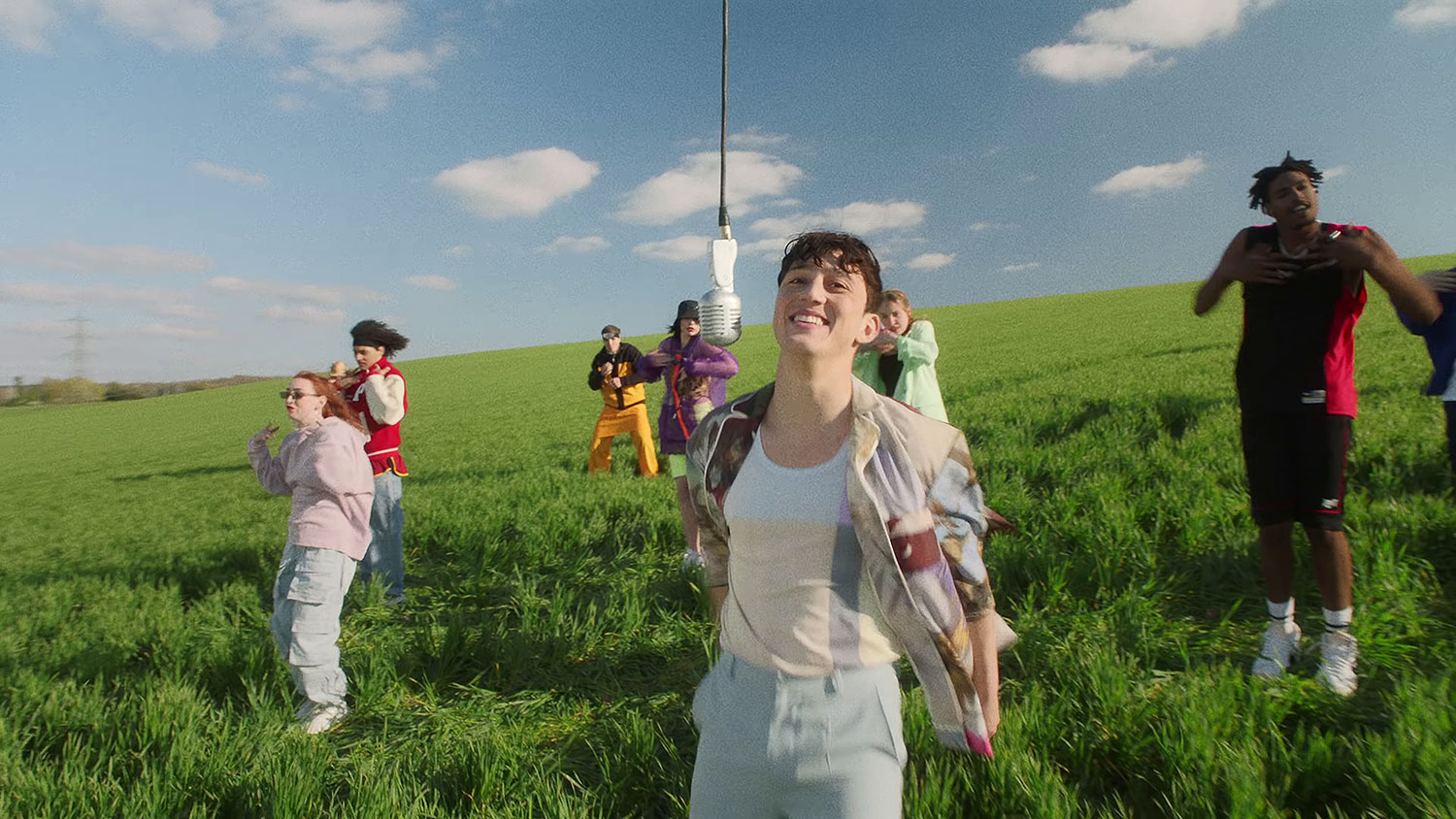 Zak Abel rejoint la vague de “kindness” avec un clip dansant et rayonnant