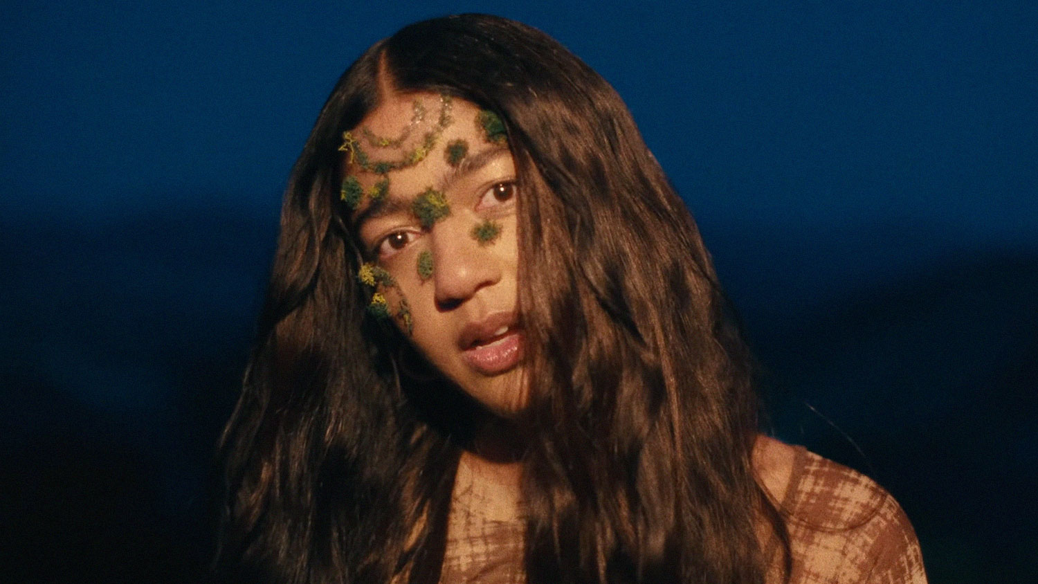 Hope Tala face à ses fantômes dans l’ensorcelant clip de “Mad”