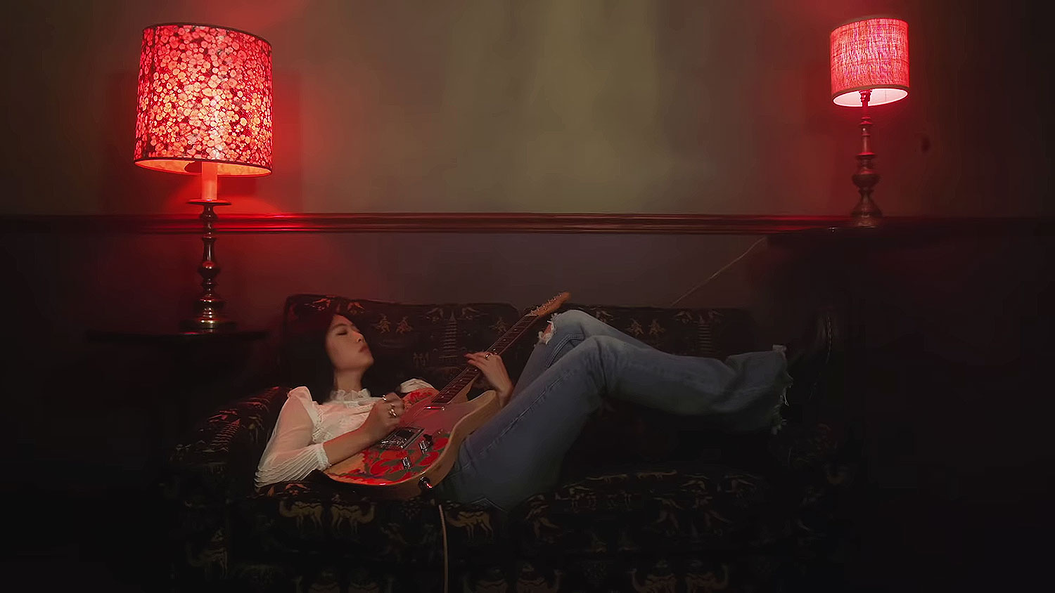 Musicienne multifacette, Sarah Kinsley veut rendre “hommage à la jeunesse” avec son disque “The King”